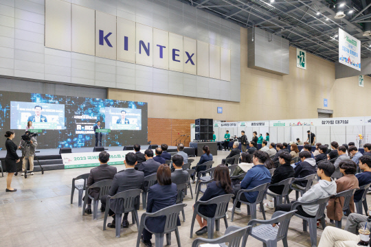 12일 일산 킨텍스에서 열린 국제로봇콘테스트 및 R-BIZ 챌린지 개막식에서 손웅희 한국로봇산업진흥원장이 개회사를 연설하고 있다. <로봇산업진흥원>